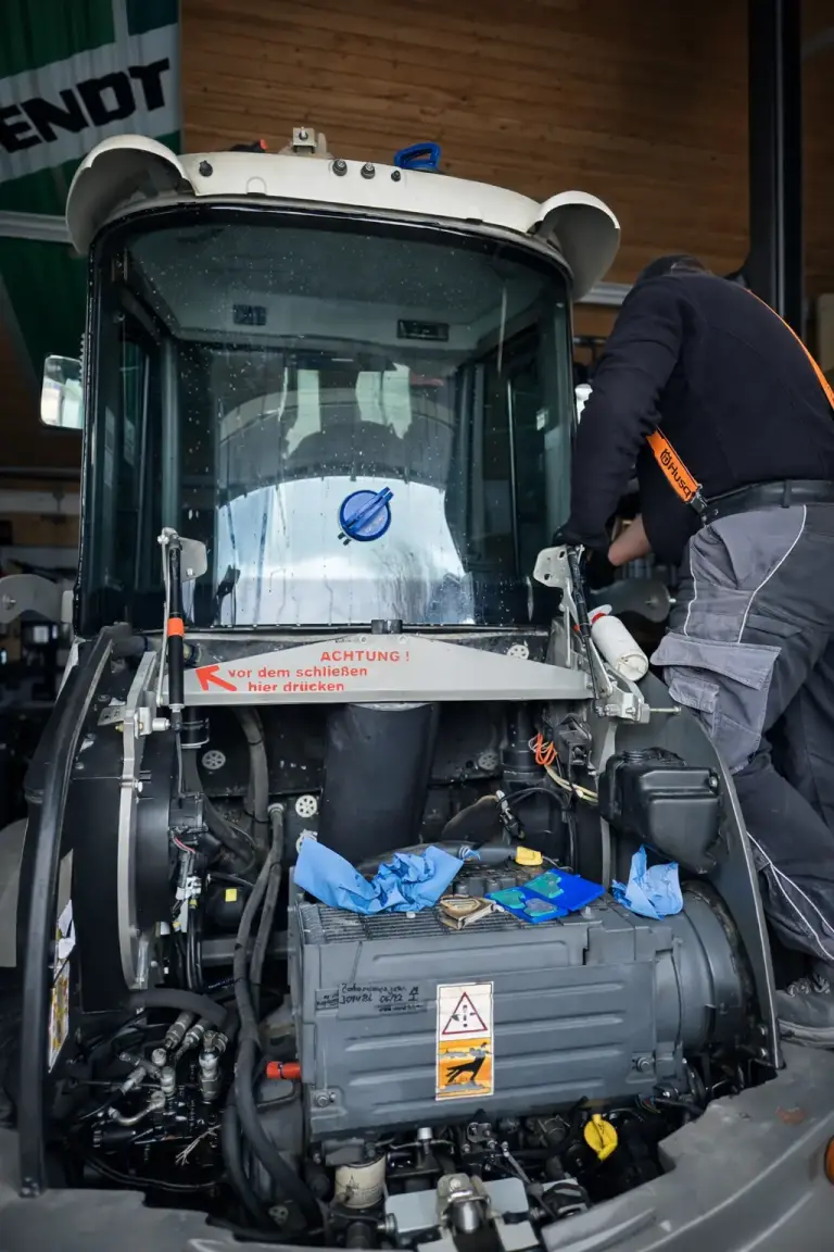 Arbeit am offenen Motorraum eines Schleppers